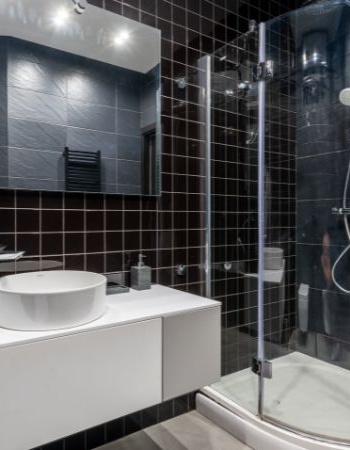 Kreatywna aranżacja łazienki: pomysły na funkcjonalne i stylowe wnętrze